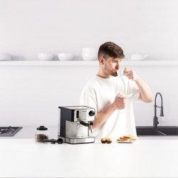 Taurus Kompakte Espressomaschine 920647000 mit Milchaufschäumer