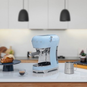 Smeg ECF02PBEU Espressomaschine